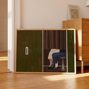 Puede incluir: Una impresión rectangular enmarcada que presenta un panel verde oliva oscuro a la izquierda con un pequeño interruptor de luz blanco y un panel derecho que muestra a una persona con falda blanca y pantalón azul sentada en un taburete tras cortinas marrones.