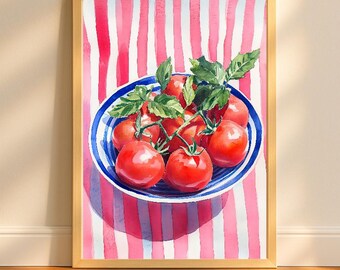 Pode incluir: Pintura em aquarela de uma tigela de tomates vermelhos maduros com folhas verdes, em um fundo listrado rosa e branco. Os tomates estão em uma tigela listrada azul e branca, emoldurada em uma moldura de madeira dourada.