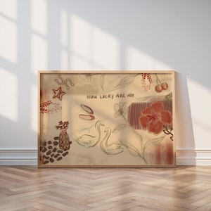 Puede incluir: Una impresi&oacute;n art&iacute;stica enmarcada con un fondo beige que presenta ilustraciones de cisnes, flores, cerezas y una herradura. El texto "HOW LUCKY ARE WE" est&aacute; impreso en el centro. La obra de arte tiene una est&eacute;tica vintage.