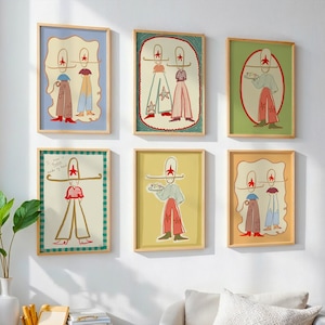 Puede incluir: Seis impresiones art&iacute;sticas enmarcadas que presentan ilustraciones caprichosas de figuras con cabezas en forma de estrella y cuerpos alargados. La obra de arte utiliza una paleta de rojo, azul, verde y amarillo, cada impresi&oacute;n est&aacute; en un marco de madera.