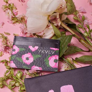 Porte-cartes floral en cuir : une élégance audacieuse dans les moindres détails