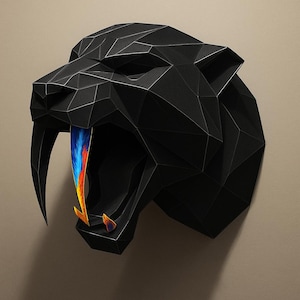 Scatena la Bestia – Scultura da parete a grandezza naturale in 3D raffigurante un gatto dai denti a sciabola, realizzata in carta geometrica