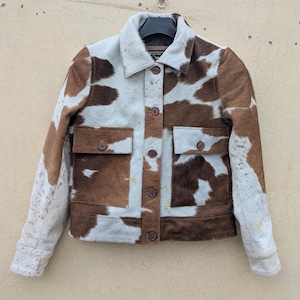 Damenhaar auf Rindsleder Pony-Haut-Jacke, westliche haarige Kuh-Druck-modische Oberbekleidung, stilvolle Freizeitkleidung, einzigartiges Geschenk für sie