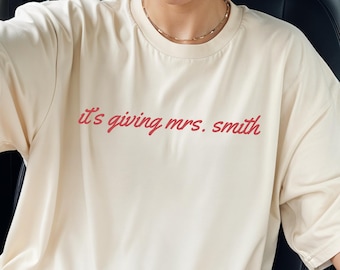 Camiseta personalizada para futura esposa, camiseta corta "It's Giving Mrs", camiseta para novia comprometida, camiseta personalizada para despedida de soltera.