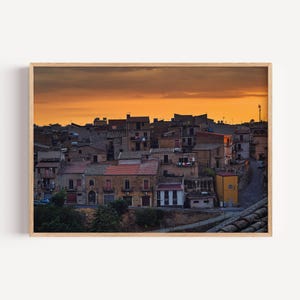 Arte mural enmarcado de la ciudad de Italia / Impresión fotográfica del paisaje del casco antiguo siciliano / Fotografía rústica de viajes para decoración del hogar