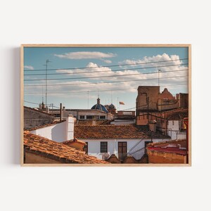 Arte mural enmarcado de paisaje urbano europeo: Impresión de la azotea de Valencia, ideal para amantes de los viajes y decoración de inspiración mediterránea.