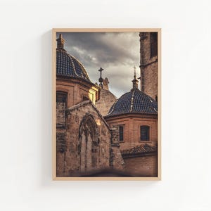 Arte mural de viaje enmarcado: Impresión con detalle del monumento de Valencia, fotografía de arquitectura europea para amantes del arte, decoración cultural lista para colgar.