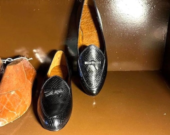 Zapatos belgas tipo mocasín con solapa de pico, de piel texturizada, sin cordones, ideales como regalo para hombres y mujeres.