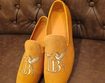 Zapatos planos tipo mocasín de terciopelo con bordado de cobre, elaborados a mano.
