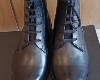 Botas negras de cuero hechas a mano con cordones para vestir