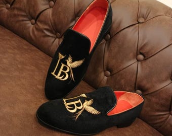 Zapatos planos tipo mocasín de terciopelo negro con bordado de cobre, hechos a mano, con suela roja.