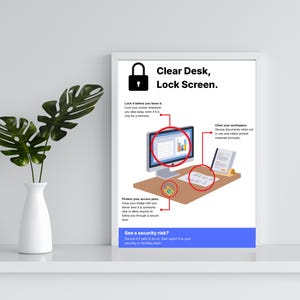 Op de afbeelding: Een ingelijste poster met de titel Clear Desk, Lock Screen, een zwart hangslotpictogram en illustraties van een computer, documenten en een toegangspas op een bureau. Rode cirkels markeren veiligheidsinstructies voor op kantoor.