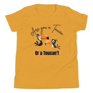 Camiseta ligera juvenil "Tucán juguetón": un juego de palabras motivacional con aves para niños amantes de los animales tropicales