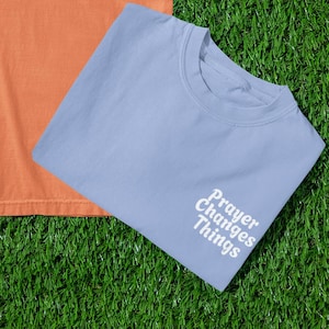 Camiseta cristiana bordada: La oración cambia las cosas, camiseta con colores reconfortantes