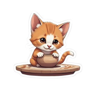 Może przedstawiać: Naklejka przedstawiająca kreskówkowego kotka z pomarańczowo-białym futrem, dużymi brązowymi oczami i małym uśmiechem. Kotek trzyma mały brązowy garnek na drewnianym kole garncarskim.