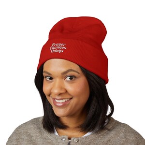 Gorro de punto bordado con la frase "La oración cambia las cosas"