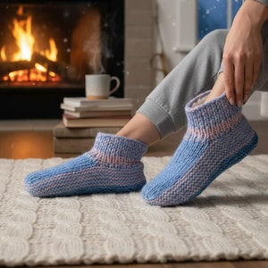 Chaussettes-chaussons tricotées, bleues et roses