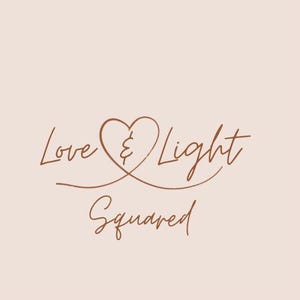 Puede incluir: Un logotipo en cursiva marrón con el texto "Love & Light Squared" con un símbolo de corazón en lugar de la ampersand.
