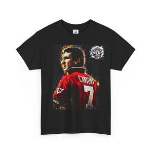 Camiseta con retrato "King Eric" inspirado en la leyenda del Manchester United, Eric Cantona, con efecto de pintura / Luciendo la icónica camiseta roja del MUFC