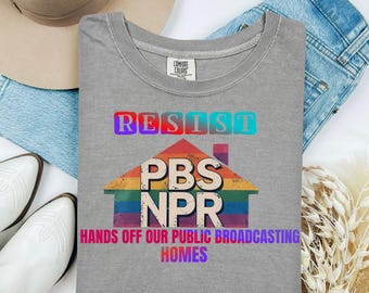 Camiseta Comfort Colors® PBS y NPR "Resist, Hands Off", protesta política, "Salvemos la radiodifusión pública", "Hands Off", "Apoyemos los medios públicos"