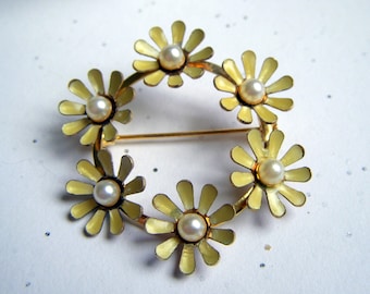 Yellow Daisy Brooch with Pearls
