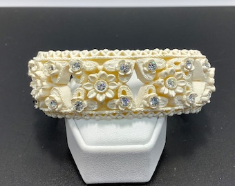 Pulsera floral de diamantes de imitación de los años 50: brazalete con bisagras de celuloide sintético color marfil