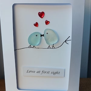 Tarjeta de felicitación de boda, compromiso, "Amor a primera vista". Aves. Cristal marino. Diseño hecho a mano y personalizado. Costa del Reino Unido.