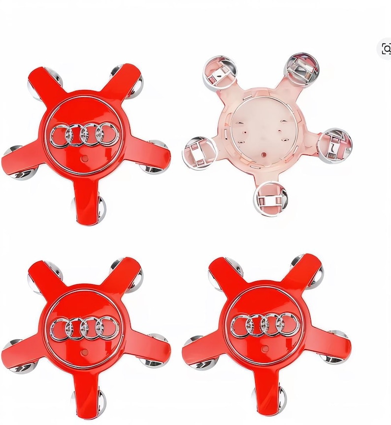 Puede incluir: Cuatro tapacubos rojos para ruedas de coche con el logotipo de Audi en plata. Las tapas tienen un dise&ntilde;o en forma de estrella con cinco clips plateados. Una tapa se muestra desde atr&aacute;s, revelando el mecanismo de montaje. Sobre fondo blanco.