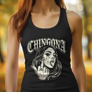 Op de afbeelding: Zwart tanktop met een afbeelding van een vrouw met lang haar, tranen en een middelvinger. Het woord "CHINGONA" staat in een gestileerd lettertype boven de illustratie. Het ontwerp is in zwart en wit.
