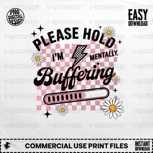 Puede incluir: Un diseño digital con el texto "PLEASE HOLD I'M MENTALLY Buffering" en negro, con un fondo a cuadros rosa y blanco. Incluye un rayo, margaritas y una barra de carga. "PNG DIGITAL DESIGN" está en la parte superior izquierda.