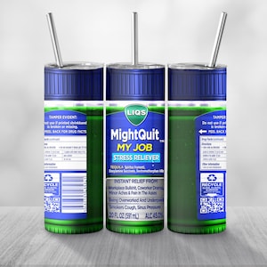 Puede incluir: Tres vasos verdes y azules con pajitas de acero inoxidable. Los vasos tienen una tapa azul y una base verde. El texto en el vaso central dice "MightQuit MY JOB STRESS RELIEVER" y "20 FL OZ (591 ml) ALC 45.0%."