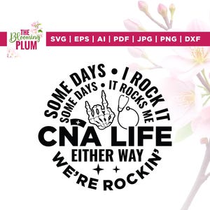 Può includere: Design grafico in bianco e nero con il testo "SOME DAYS I ROCK IT ROCKS ME CNA LIFE EITHER WAY WE'RE ROCKIN'". Il design include una mano di scheletro, uno stetoscopio e un simbolo a croce.