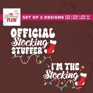 Peut inclure: Sur un fond marron, deux motifs de Noël sont présentés. Le premier indique "OFFICIAL Stocking STUFFER" avec une chaussette rouge et blanche et des guirlandes lumineuses. Le second dit "I'M THE Stocking" avec une chaussette rouge et blanche et des guirlandes lumineuses.