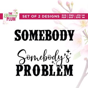 以下が含まれることがあります： 白い背景に、太字の黒い文字で「SOMEBODY」、筆記体フォントで「Somebody's PROBLEM」と書かれています。 Blooming Plumのロゴと「SET OF 2 DESIGNS」が上部にあります。 背景にはピンクの花があります。