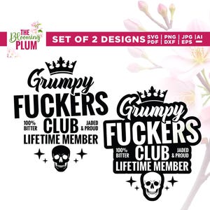 Op de afbeelding: Twee zwart-witte ontwerpen met de tekst "Grumpy Fuckers Club" en een schedelafbeelding. De ontwerpen bevatten ook de woorden "100% Bitter", "Jaded & Proud" en "Lifetime Member".