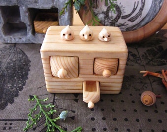 Miniatur Kommode mit Vogelfamilie, Holzschnitzerei, Einzigartige Holzskulptur, Holzbox, Miniaturmöbel, Auf Bestellung