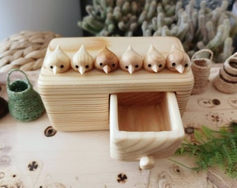 Miniatur Kommode mit Vogelschwarm, Schmuckschatulle, Holzschnitzerei, Skulptur Box, Holzkiste, Personalisierte Box