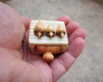 Miniatur Schublade mit kleinen Vögeln, Ohrringschatulle, Schmuckaufbewahrung, Holzskulptur, Schmuckschatulle, personalisiertes Geschenk, Vogelfamilie, Holzkiste