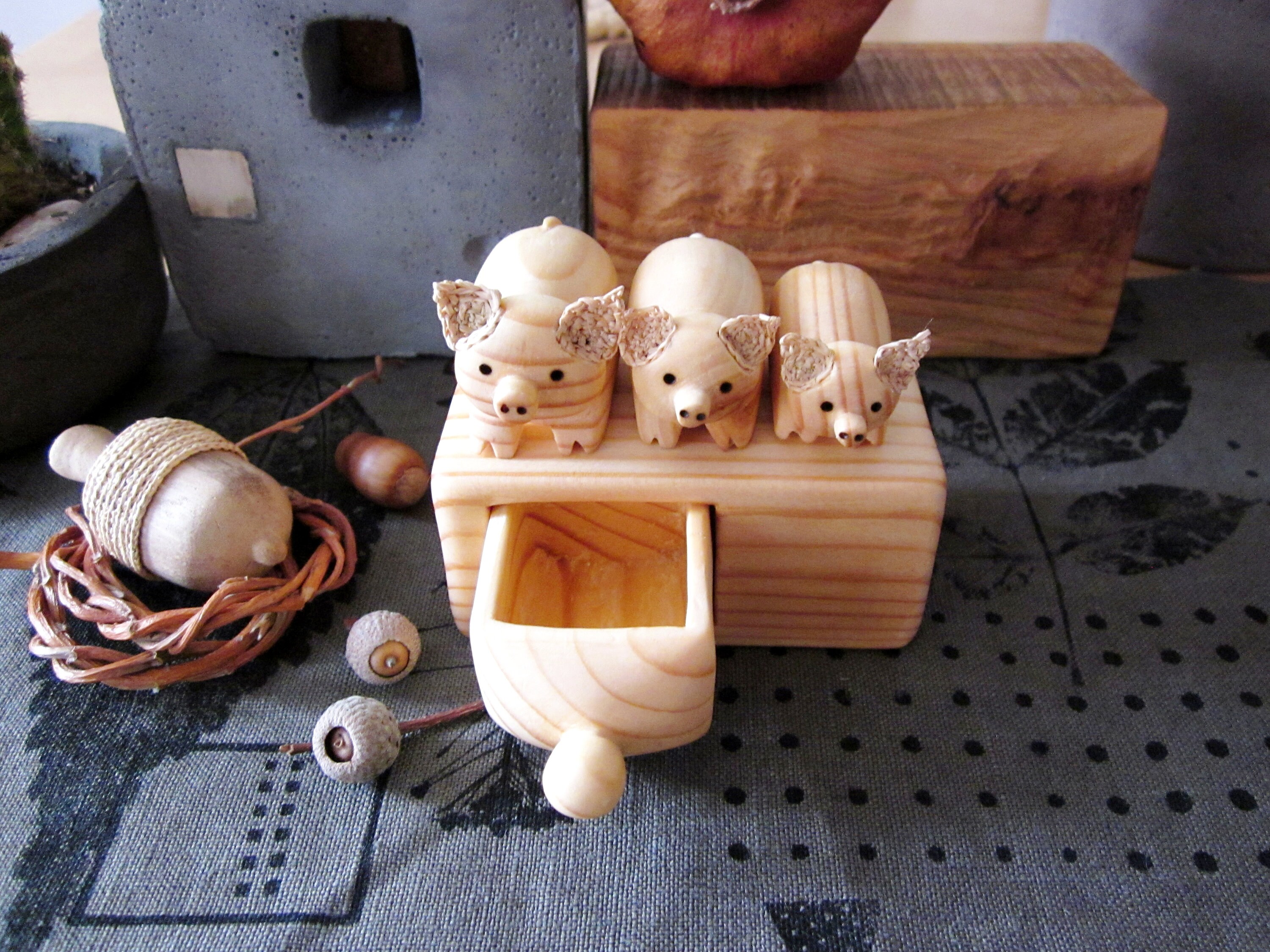 Commode Miniature avec Cochons, Sculpture en Bois, Boîte Cadeaux Personnalisés, Boîte Unique Son Gen