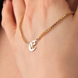 Collar con inicial en inglés antiguo • Colgante con letra personalizada de cadena Figaro • Joyería con nombre personalizado • Collar con fuente gótica • Regalo para él o para ella
