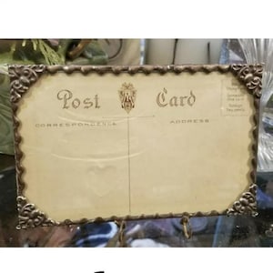 Postkartenrahmen 9,5 x 15,5 cm austauschbar für Ihre Lieblings-Vintage-Postkarten. Messing filigrane Ecken, Patina passend zum Lötzinn