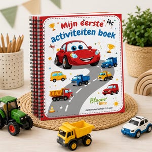 Op de afbeelding: Een spiraalgebonden activiteitenboek met de titel Mijn eerste activiteiten boek, voorzien van een rode cartoonauto op de kaft, omringd door illustraties van diverse voertuigen zoals vrachtwagens en auto's, en het logo van Bloom & Blitz.