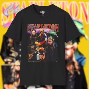 Könnte beinhalten: Schwarzes T-Shirt mit einer Collage von Bildern von Chris Stapleton und dem Namen "Stapleton" im Vintage-Stil. Das Shirt hat einen Rundhalsausschnitt und kurze Ärmel. Der Hintergrund ist gelb.