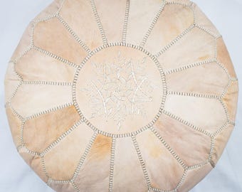 Crèmekleurige Marokkaanse leren poef, handgemaakte ronde voetenbank, handgemaakte poef uit Marokko, neutrale boho-woondecoratie, ongevulde poefhoes