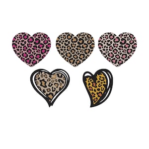 Può includere: Sei disegni a forma di cuore con motivi leopardati. Tre cuori hanno una stampa leopardata piena nei toni del rosa e del marrone. Gli altri tre cuori hanno un contorno nero con stampa leopardata nei toni del marrone e del giallo.