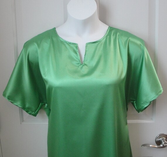 Items similar to Post Surgery Gown Shoulder Surgery / Breast Cancer / Hospital / Adaptive