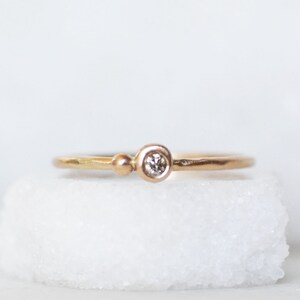 Anillo de oro de 14 k hecho a mano con semillas y diamantes color champán.