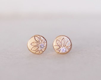 Pendientes de poste de disco de diamante de oro macizo de 14 k, pendientes de tuerca de margarita de diamante, pendientes de guijarros de flor de oro, pendientes de poste de disco floral hechos a mano