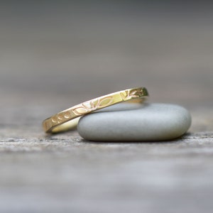 Solid Gold Botanical Pattern Wedding Band, 14k Gold Spring Flower Band, 2mm Floral Band, Handmade Gold Stack Ring, Nature Inspired Wedding