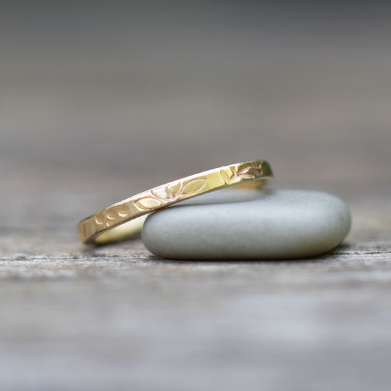 Solid Gold Botanical Pattern Wedding Band 14k Gold Spring Flower Band 2mm Floral Band Handmade Gold Stack Ring Nature Inspired Wedding